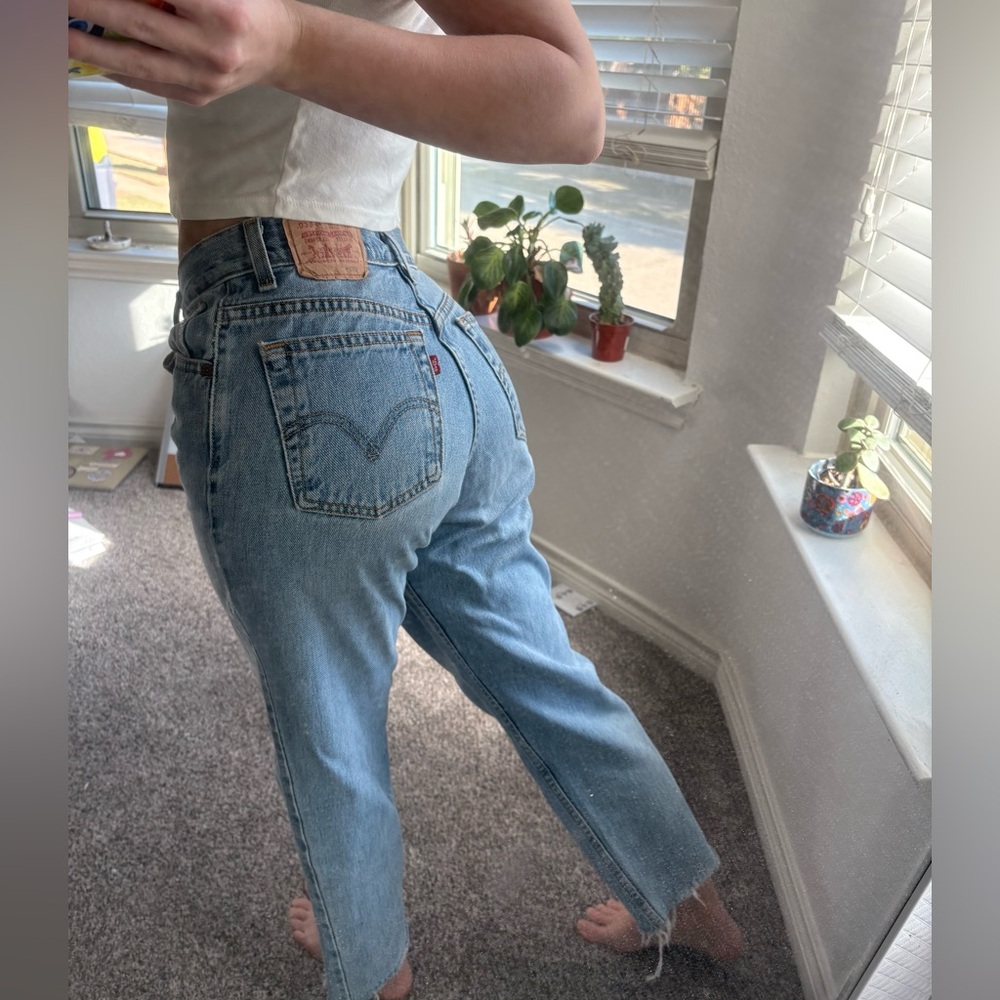 Vintage Levi's Women's Ankle Blue Jeans- 550